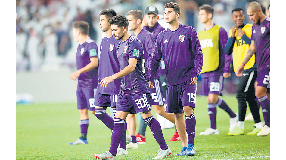 Los jugadores de River se retiran del estadio luego de la frustración en los penales.