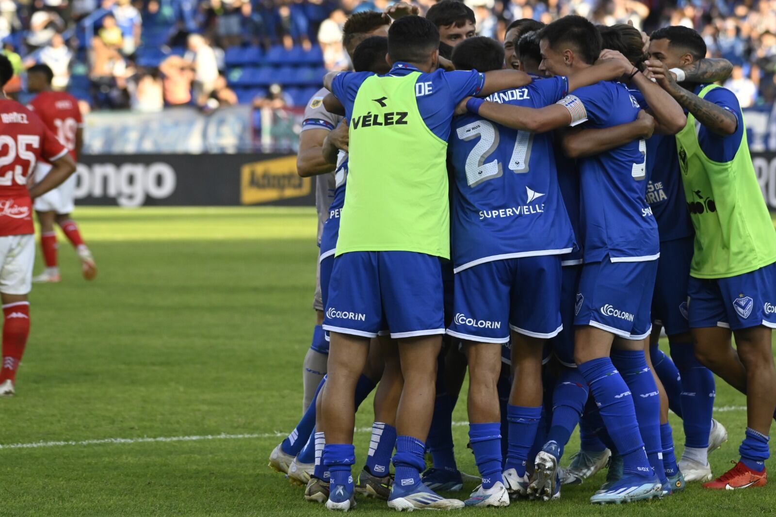 Vélez recién puedo desahogarse en el descuento. 