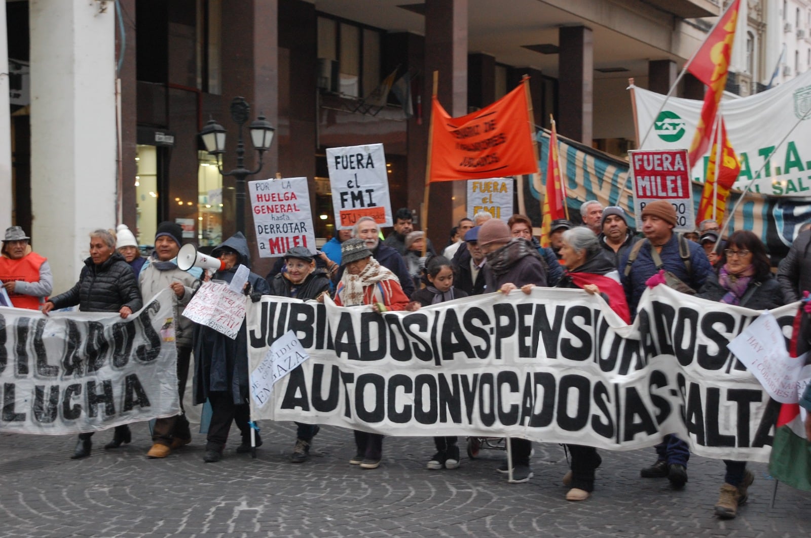 Los jubilados encabezaron la marcha salteña.