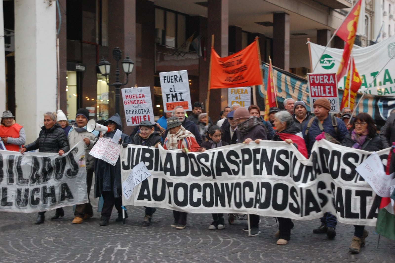 Los jubilados encabezaron la marcha salteña.
