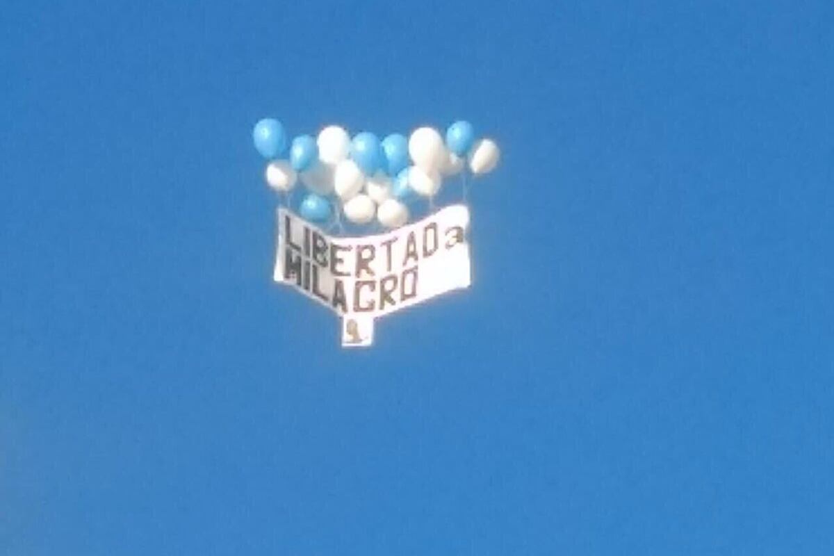 Los globos que soltaron en Rosario para reclamar la liberación de Sala.
