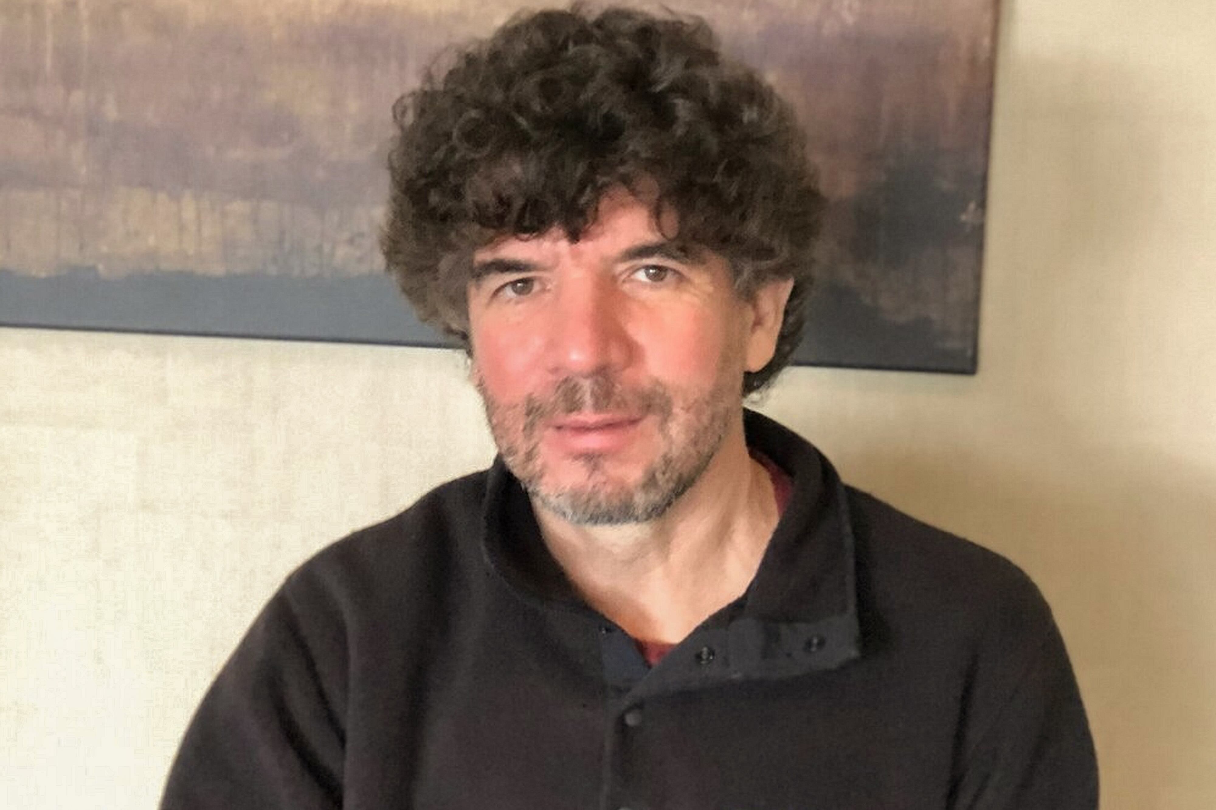 Julio Navarro, de 58 años cursó sus estudios primarios y secundarios en Santiago del Estero y se mudó a Córdoba para licenciarse y doctorarse en Astronomía.