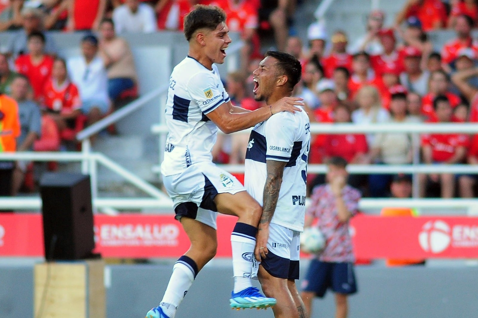 Saravia celebra su gol, luego de aprovechar un error de Aguilar