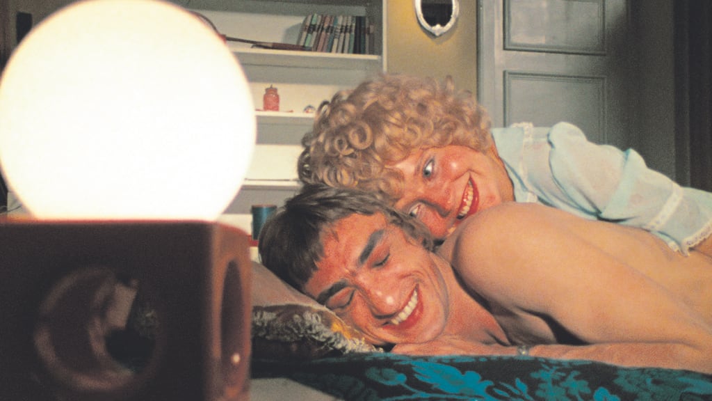 La sexualidad es abordada sin rodeos y hasta con humor en la serie: Gottfried John y Hanna Schygulla en Ocho horas no hacen un día.