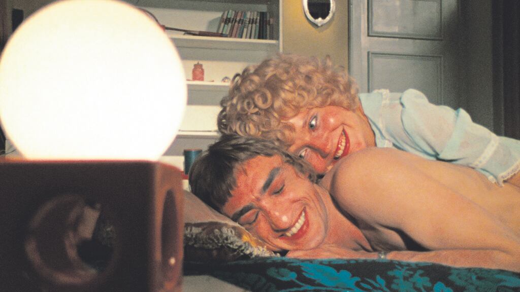 La sexualidad es abordada sin rodeos y hasta con humor en la serie: Gottfried John y Hanna Schygulla en Ocho horas no hacen un día.