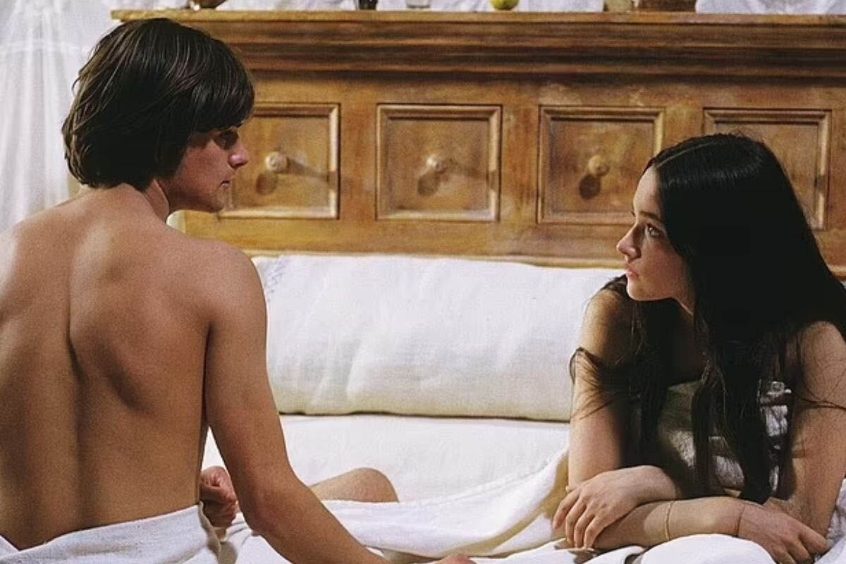 Leonard Whiting y Olivia Hussey en la discutida escena de "Romeo y Julieta".