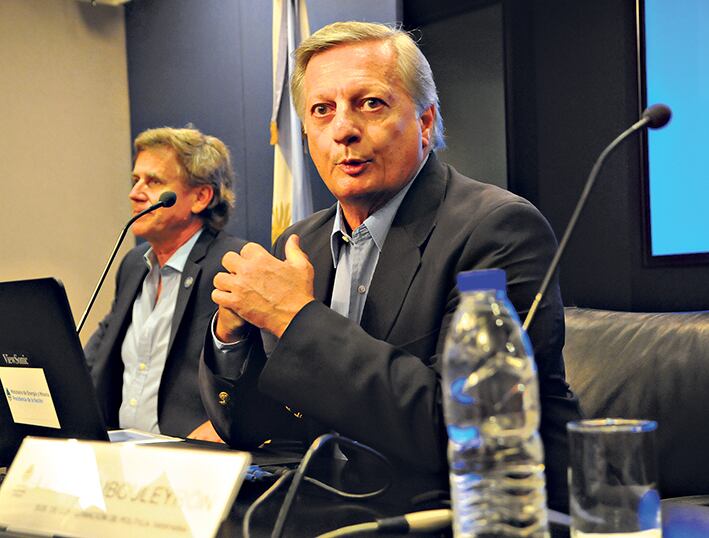 Aranguren asumió la tarea de explicar los aumentos. Para los comercios porteños, será del 60 al 80 por ciento.