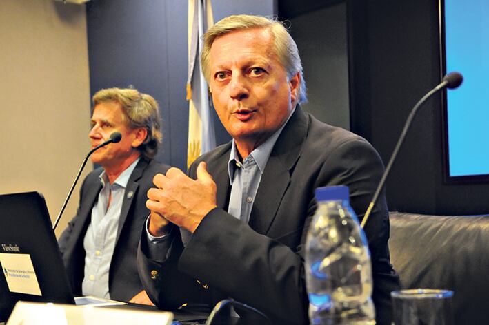 Aranguren asumió la tarea de explicar los aumentos. Para los comercios porteños, será del 60 al 80 por ciento.