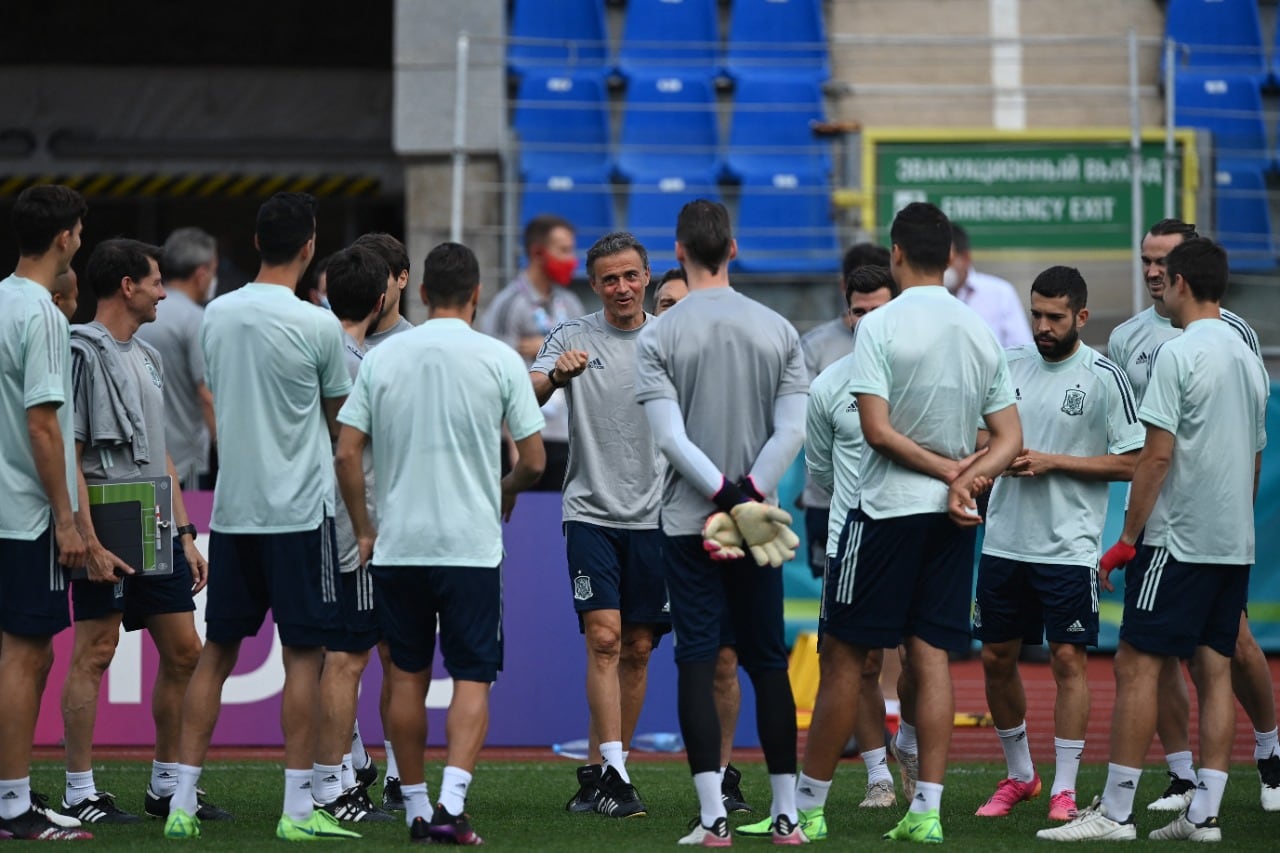 Luis Enrique da las últimas instrucciones al plantel español