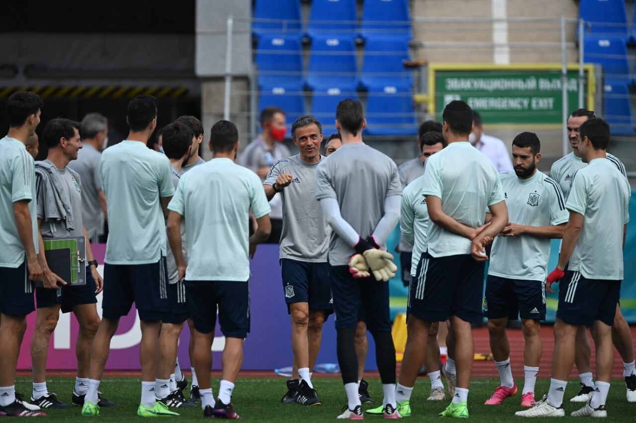 Luis Enrique da las últimas instrucciones al plantel español