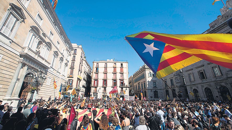 Varios cientos de independentistas celebraron el discurso de Carles Puigdemont.