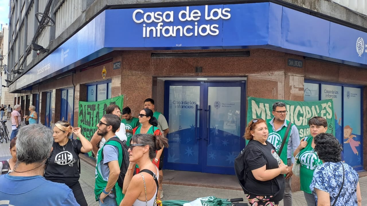 ATE Rosario se manifestó frente a la Casa de las Infancias. 