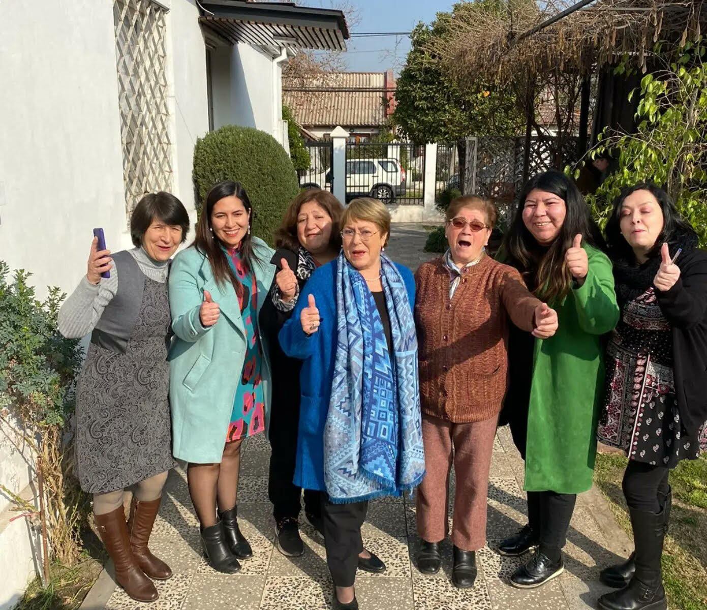 Michelle Bachelet luego de conversar con un grupo de mujeres sobre la nueva Constitución / Twitter de la alcadesa de Quinta Normal, Karina Delfino