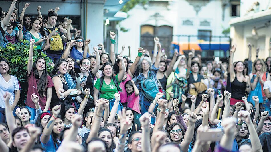 Más de un millar de mujeres, lesbianas y travestis se reunieron en asamblea en la Ctep para votar el paro.