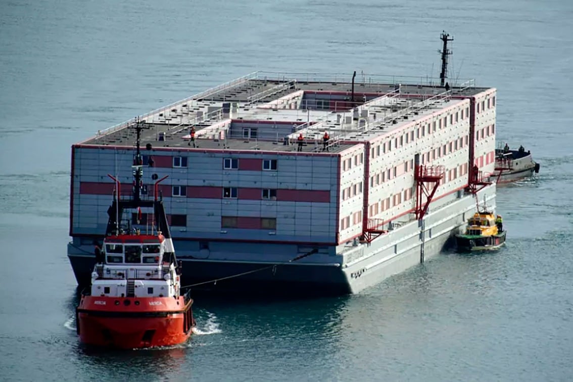 Imagnd de una de las barcazas usadas para albergar inmigrantes.