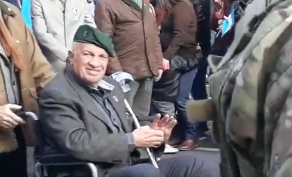 El ex militar carapintada Aldo Rico estuvo ayer en el desfile por el 9 de Julio.