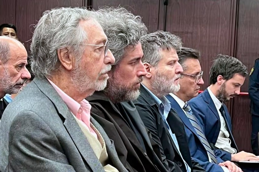 El director Mariano Cohn en el centro, durante el juicio que investiga la muerte de su hermano.