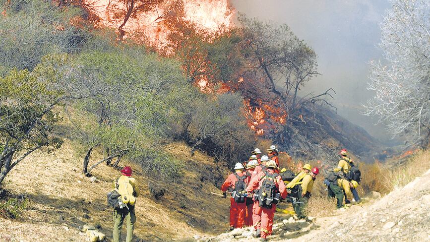 Los equipos de bomberos no logran controlar las llamas.