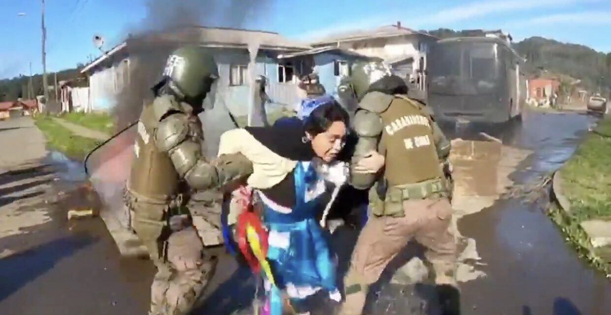 Captura de pantalla de la detención de una manifestante durante el desalojo.