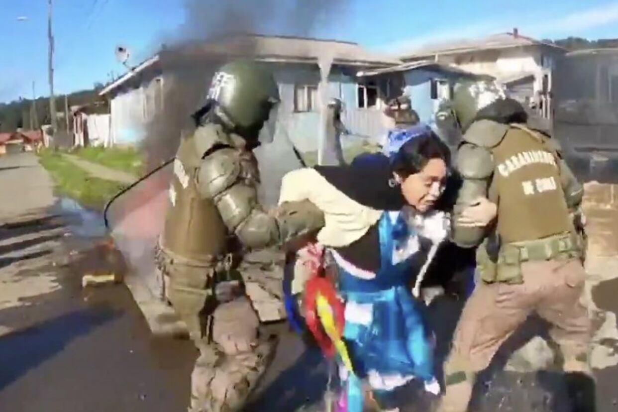 Captura de pantalla de la detención de una manifestante durante el desalojo.