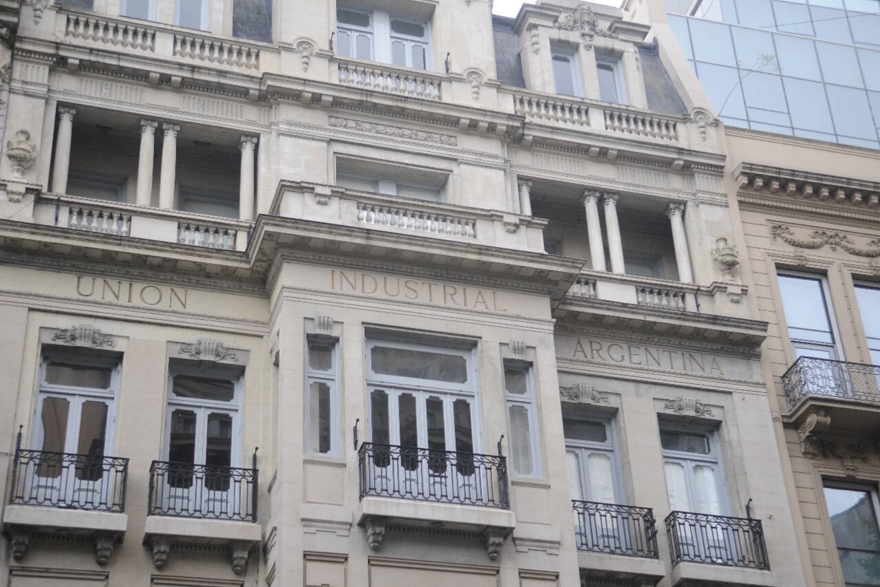 La UIA en la mira por las presiones por dólares y las subas de los alimentos.