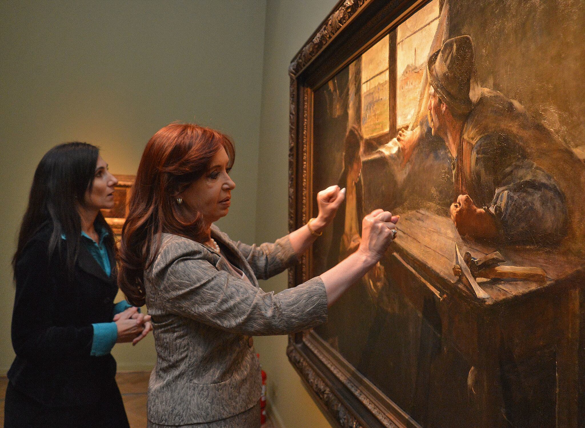 CFK junto al cuadro, durante una visita al Museo de Bellas Artes en 2015