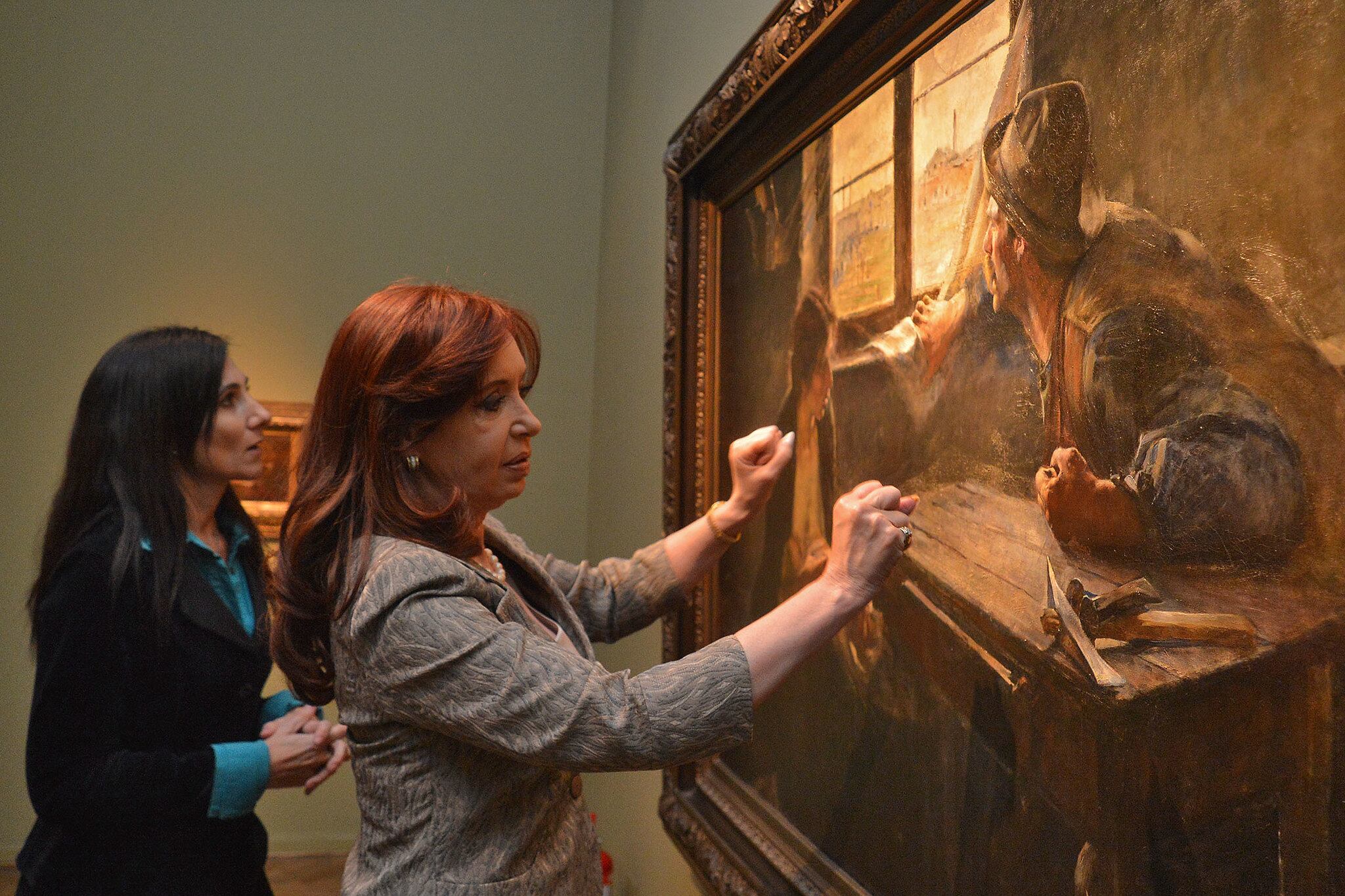CFK junto al cuadro, durante una visita al Museo de Bellas Artes en 2015