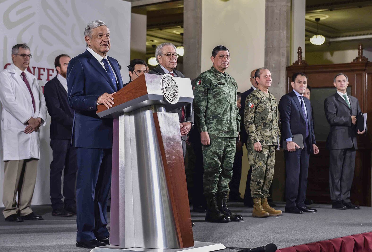 Lopez Obrador anuncia su programa para combatir el virus sin apagar a la economía.