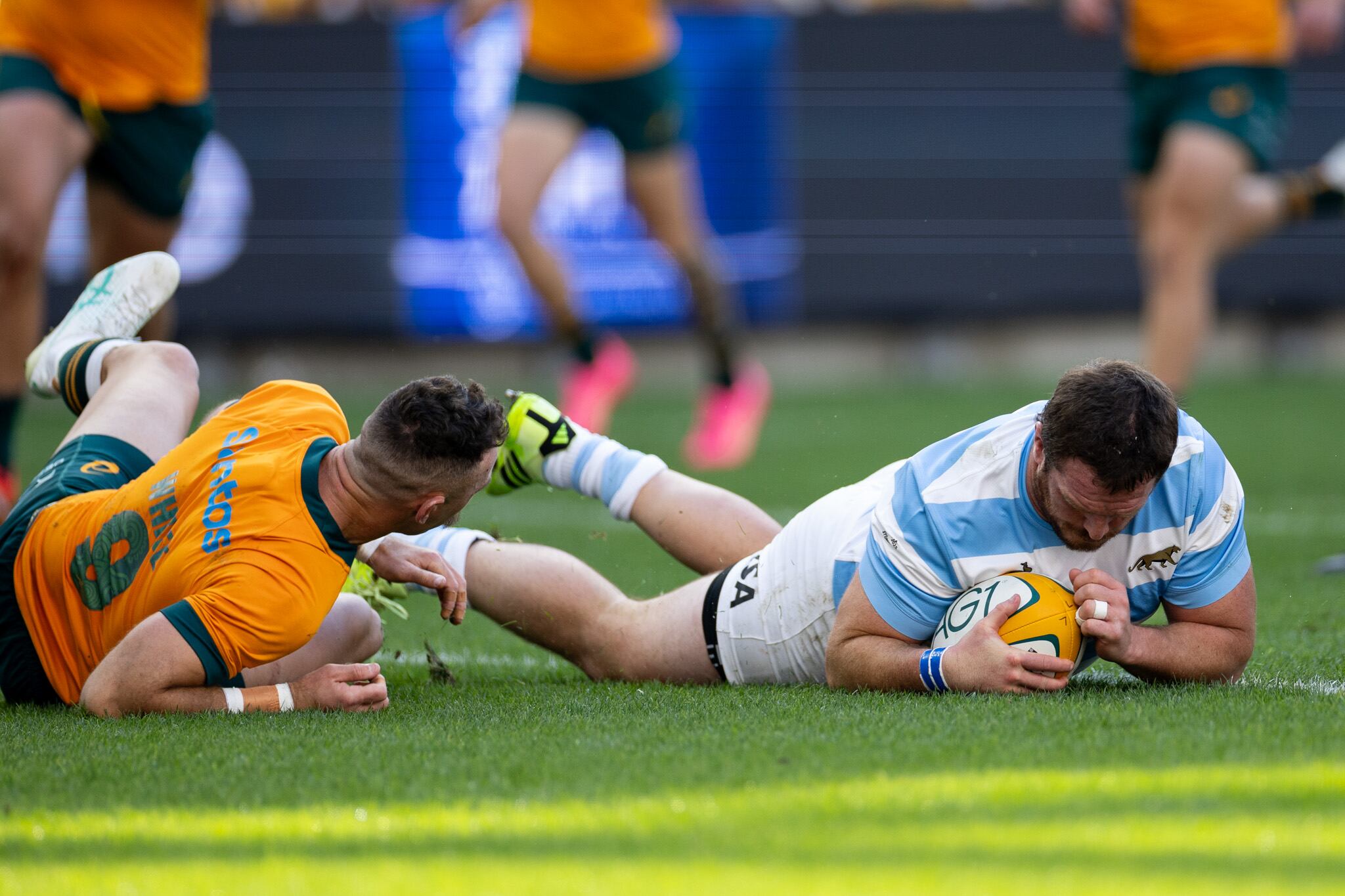 Julián Montoya apoya un try para Argentina