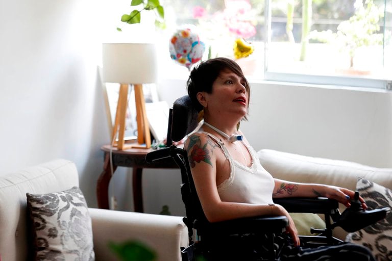 Estrada, psicóloga de profesión, sufre desde los 12 años poliomistiosis incurable.