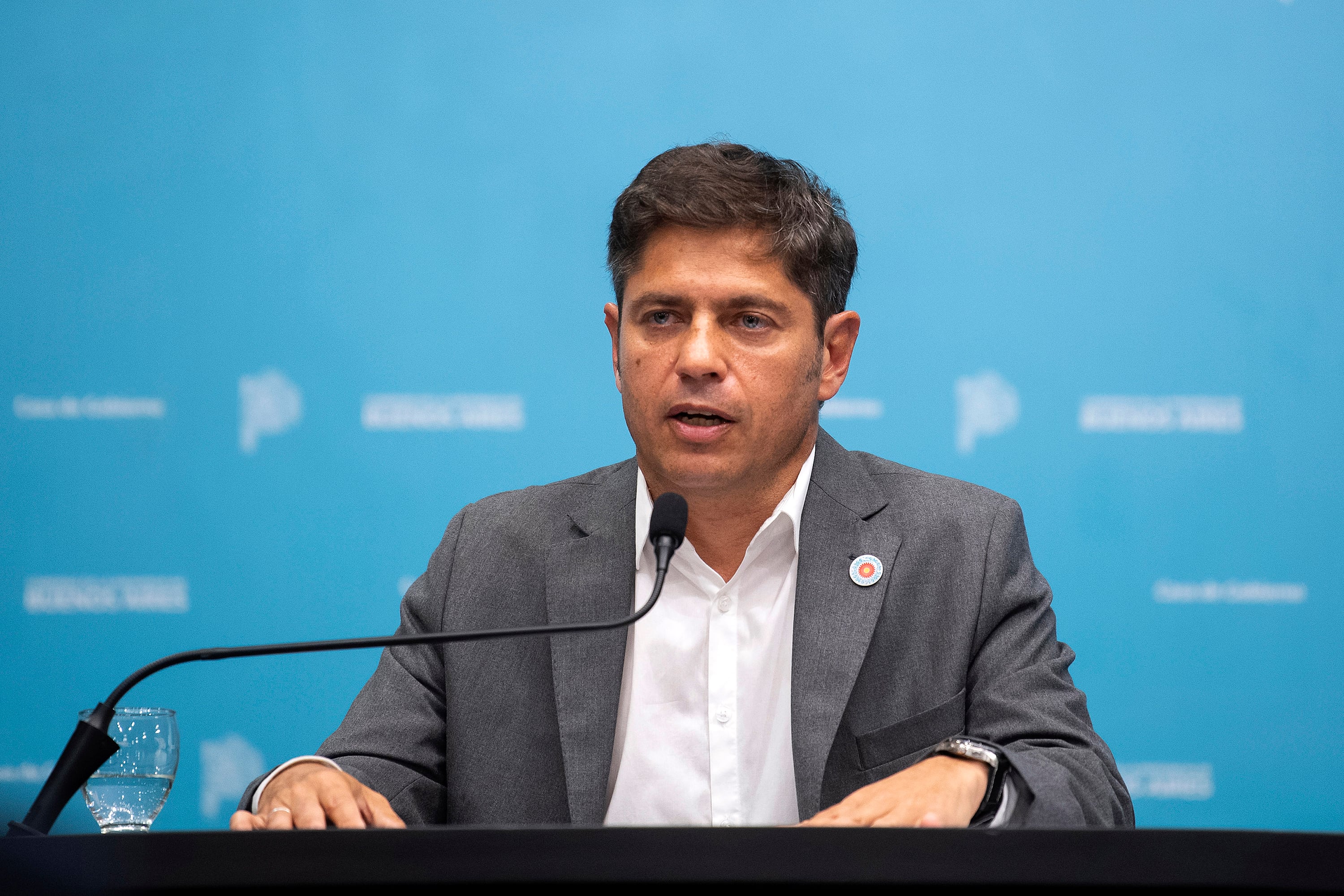 El gobernador Kicillof durante su conferencia en Salón Dorado de La Plata.