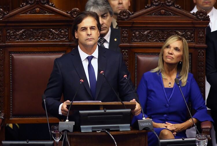 Lacalle Pou y su vice, Beatriz Argimón, durante el discurso de asunción.