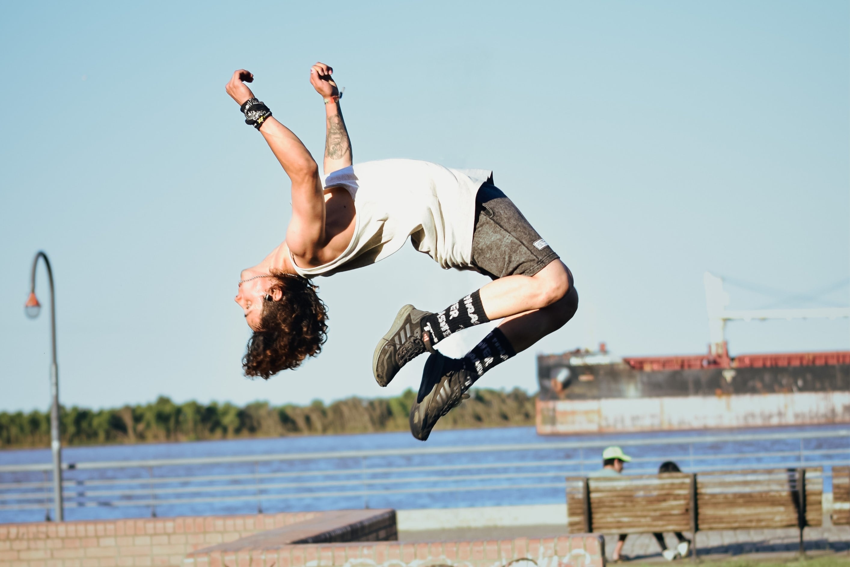 Lambo encontró una forma de trabajar con el parkour: da clases a un grupo de 25 niños y jóvenes de Rosario, ciudad clave para la disciplina