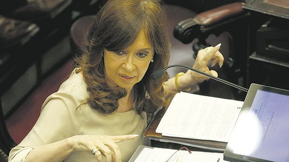 La senadora Cristina Fernández, nuevamente en el centro de la tormenta por una decisión judicial.