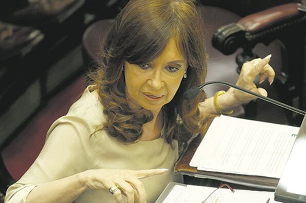 La senadora Cristina Fernández, nuevamente en el centro de la tormenta por una decisión judicial.