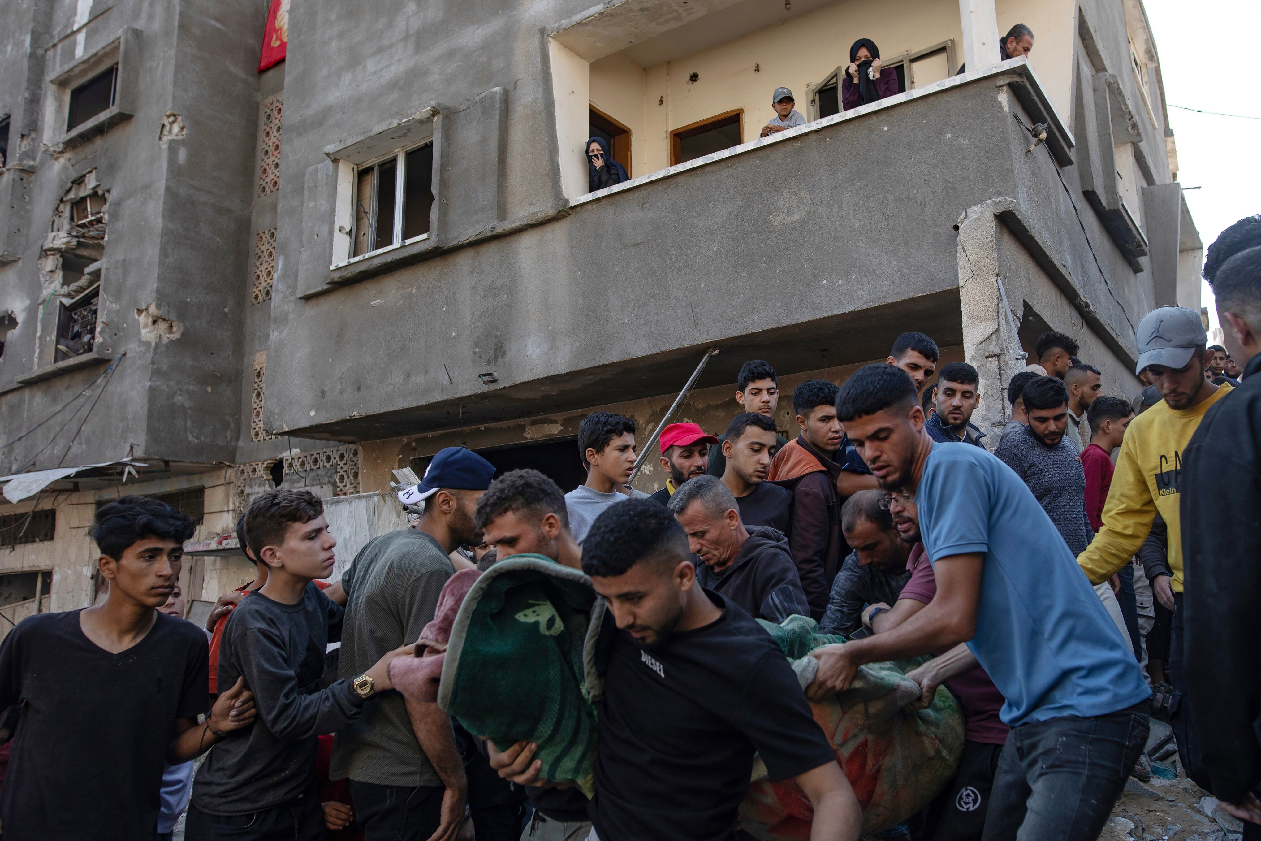 Palestinos recuperan un cuerpo entre los escombros de la casa de una familia en Yabalia