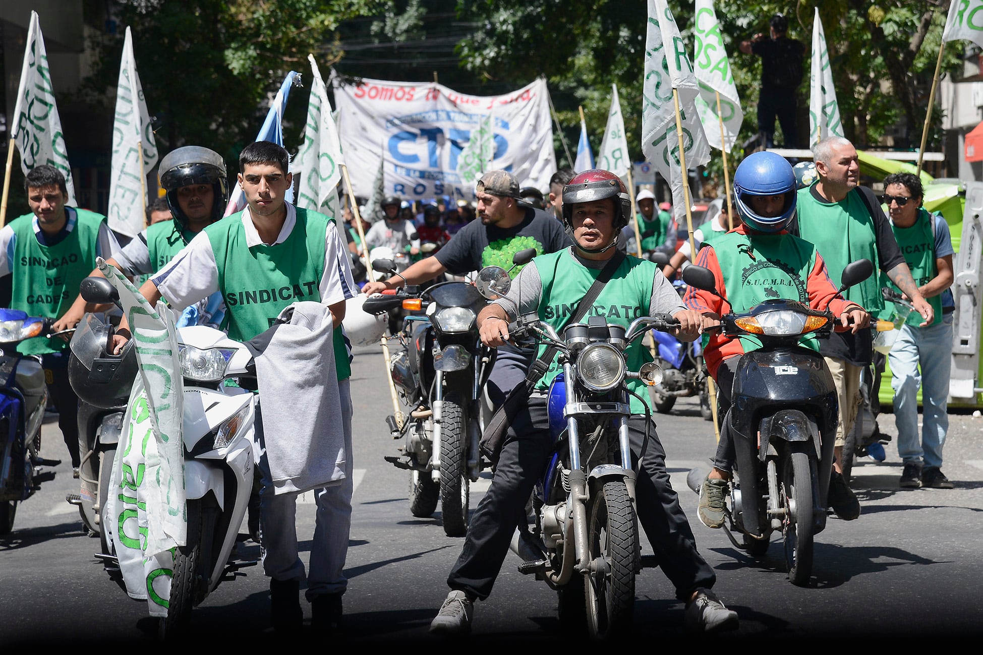 Con sus pecheras verdes, encabezaron arriba de sus motos, la última movilización.