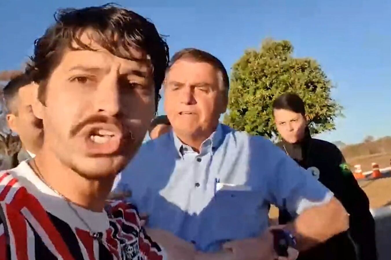 Wilker Leão, el hombre que incomodó a Bolsonaro, se presenta en TikTok como abogado, cabo del ejército, adicto a la política y entusiasta de los militares.