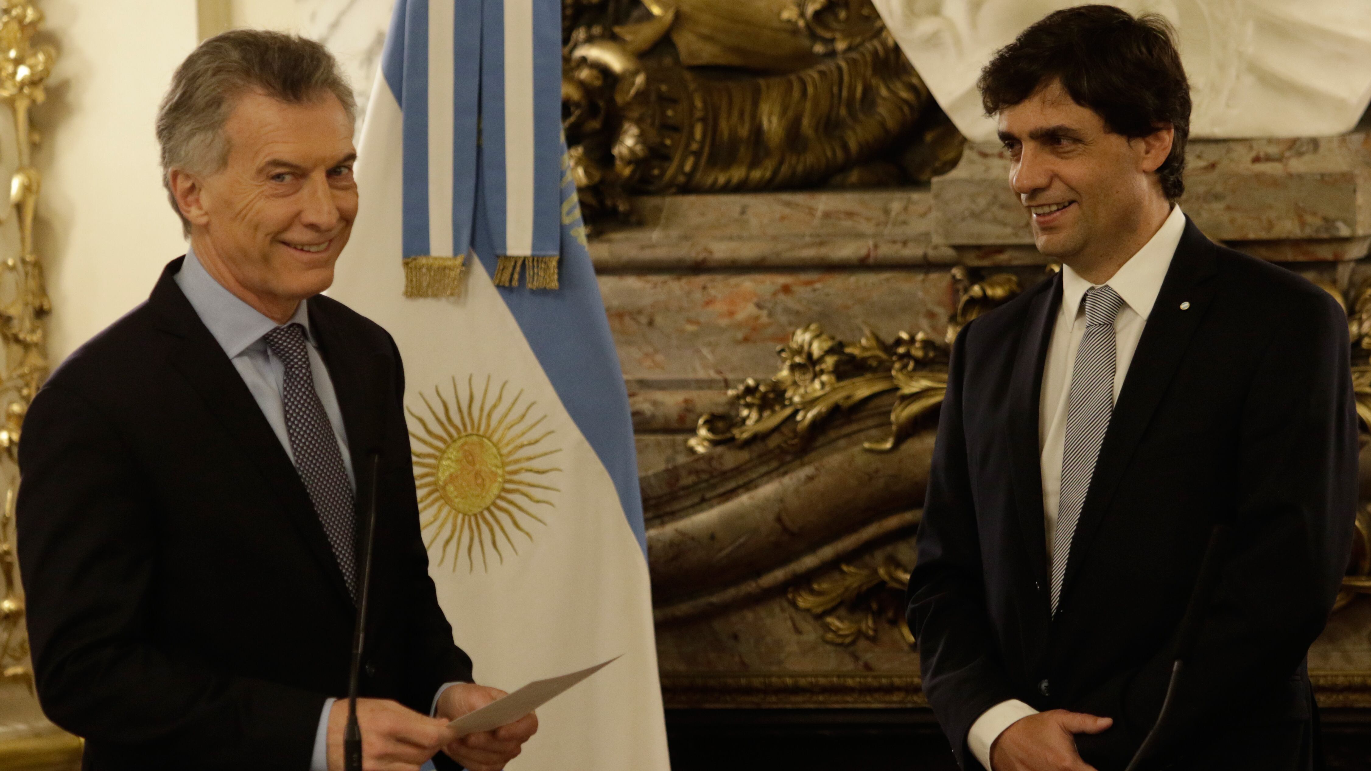 Mauricio Macri le toma juramento a Hernán Lacunza.