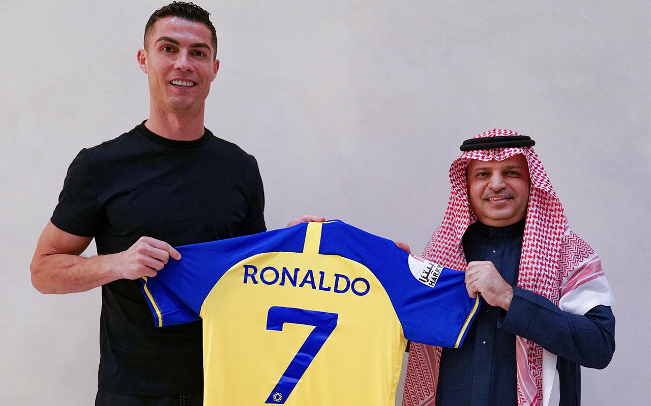 Cristiano Ronaldo y el presidente del Al Nassr, Musalli Al-Muammar, en Madrid tras confirmar el fichaje