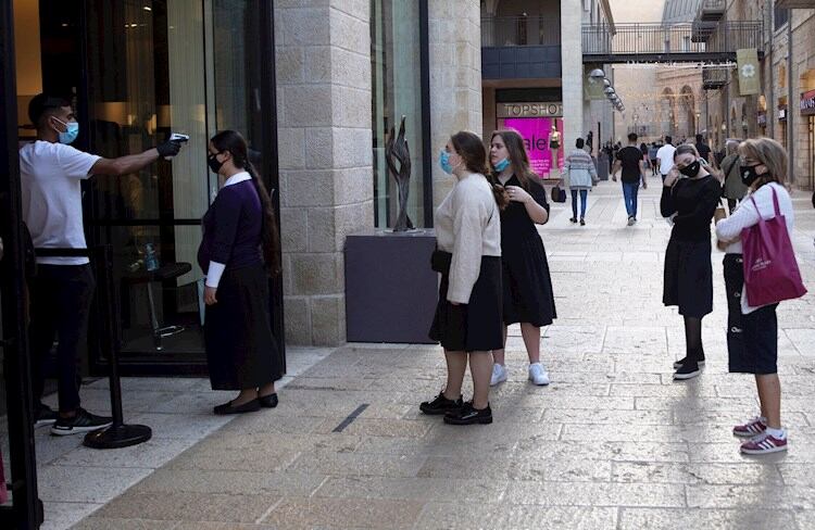 Control de temperatura en Jerusalén, donde ayer volvieron a abrir comercios. 