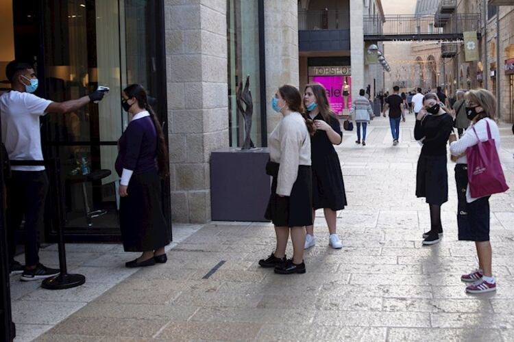 Control de temperatura en Jerusalén, donde ayer volvieron a abrir comercios.