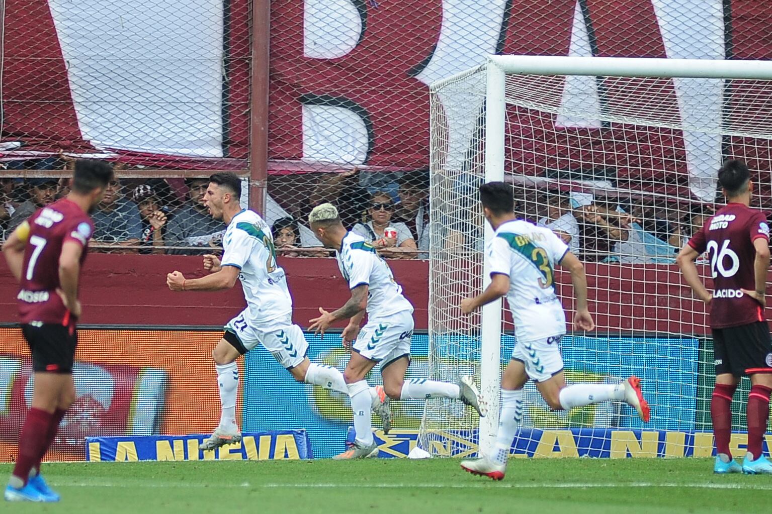 Carranza pica en punta en el festejo del 1-0 para Banfield.