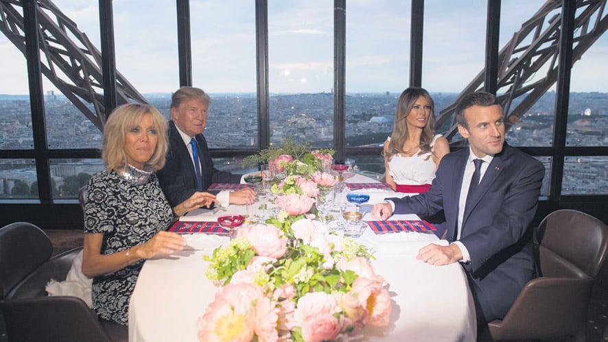 Macron (der.) y su mujer Brigitte cenaron en el restaurante de la Torre Eiffel con Trump y Melania.
