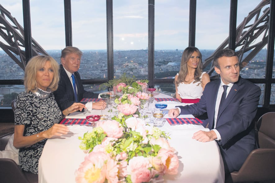 Macron (der.) y su mujer Brigitte cenaron en el restaurante de la Torre Eiffel con Trump y Melania.
