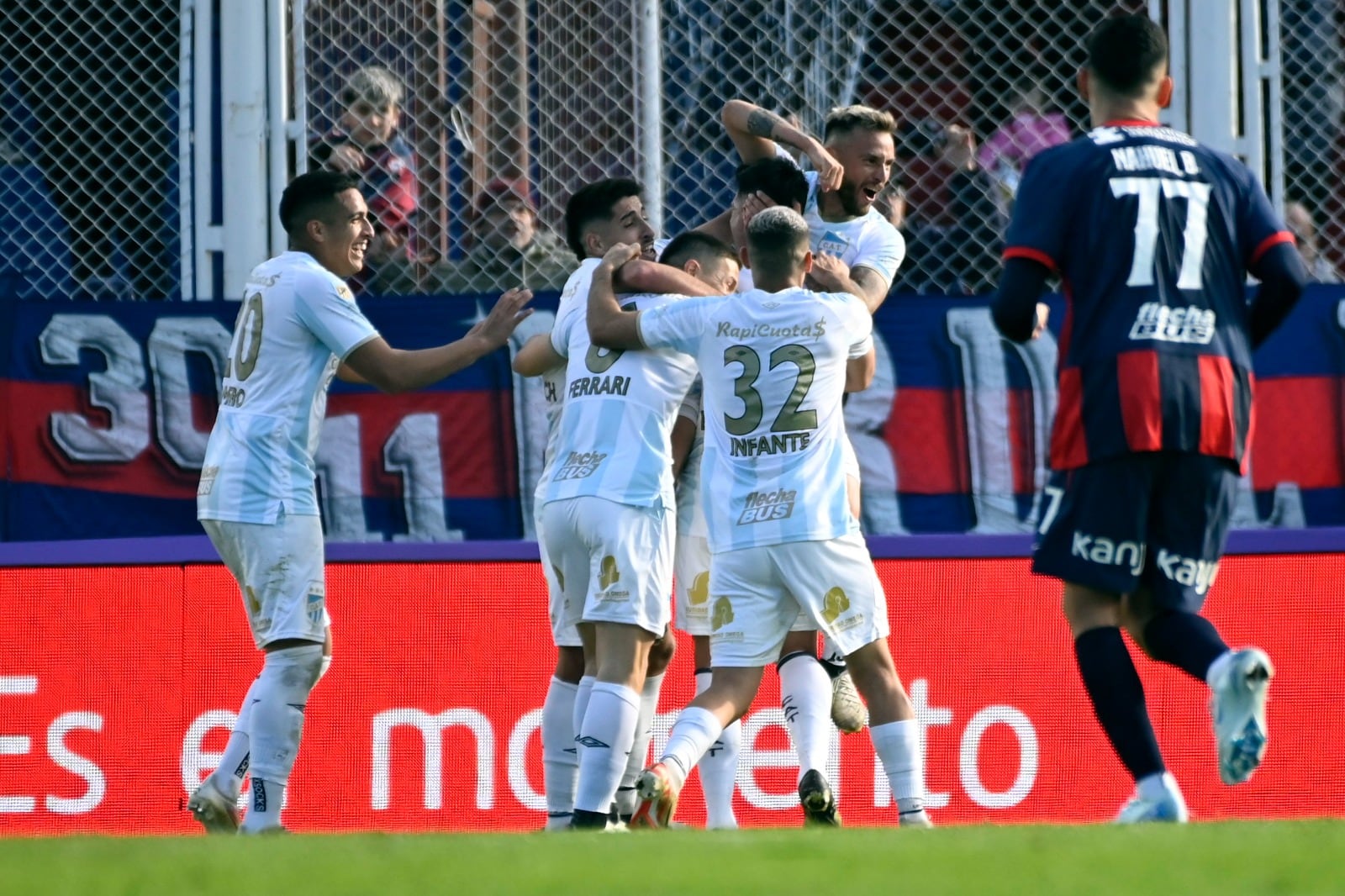 Atlético Tucumán festejó sobre el final y generó un clima caliente en el Gasómetro