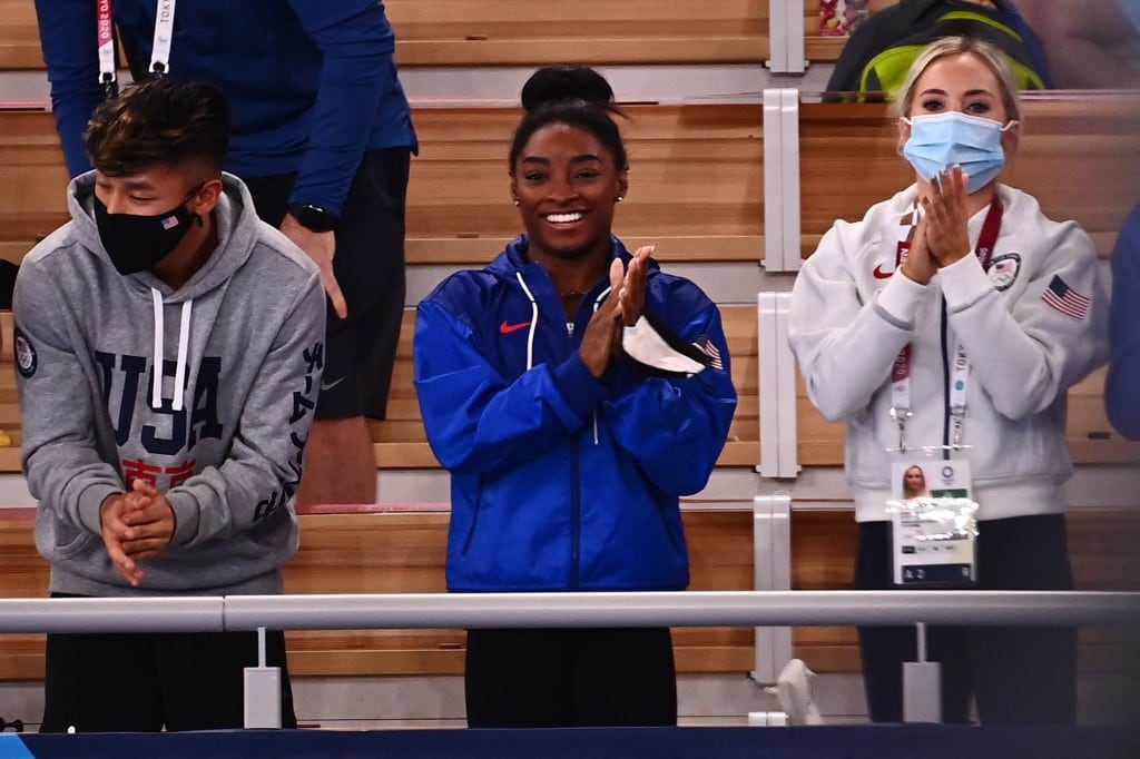 Biles estuvo en las tribunas alentando a sus compatriotas en la final de suelo del lunes