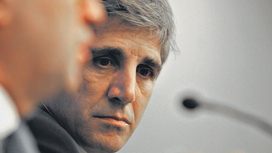 El ministro de Finanzas, Luis Caputo, lidera el programa record de emisión de deuda externa.