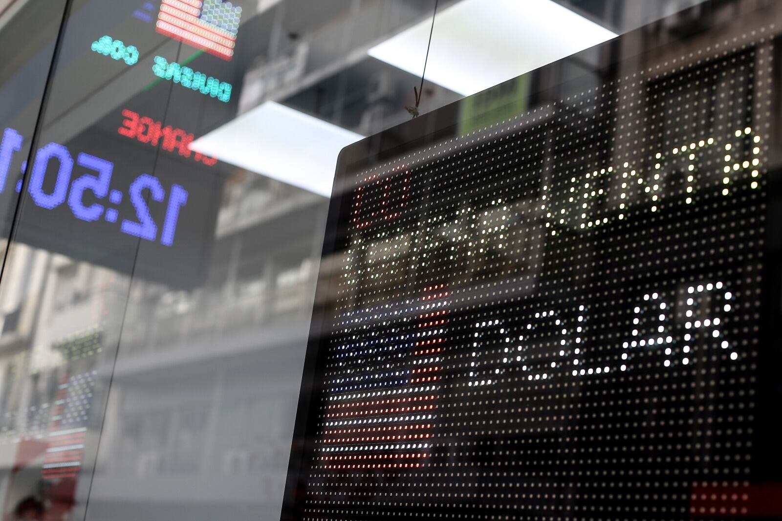 El dólar MEP cerró en 1038 pesos, con un retroceso de 0,9 por ciento, mientras que el contado con liquidación se ubicó en 1076 pesos.