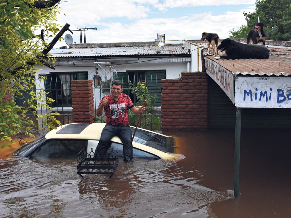 En Pergamino, el agua tapó autos, casas y el ánimo de la gente.